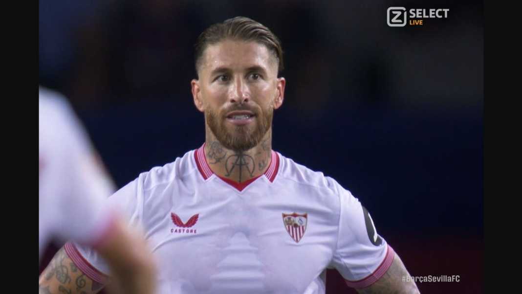 Sergio Ramos meringis usai cetak gol bunuh diri Daftar Gol Bunuh Diri Sergio Ramos, Dua Kali ke Gawang Bekas Timnya Sendiri