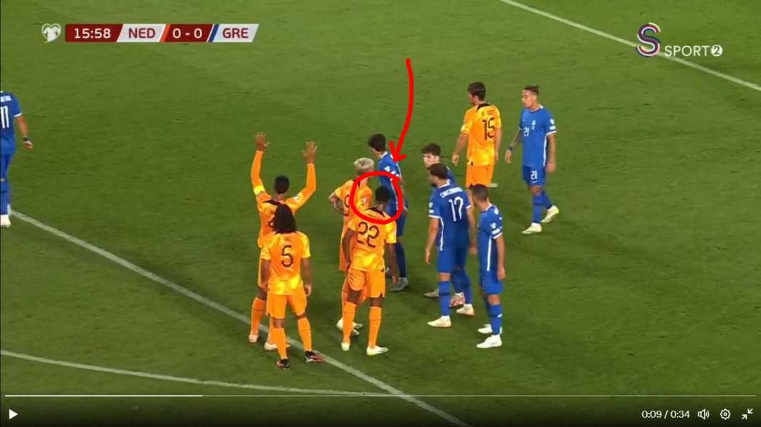 Situasi jelang gol pertama Belanda kontra Yunani Bek Sayap Inter Menjadi Pemain Paling Penting Dalam Kemenangan Belanda, Tadi Malam