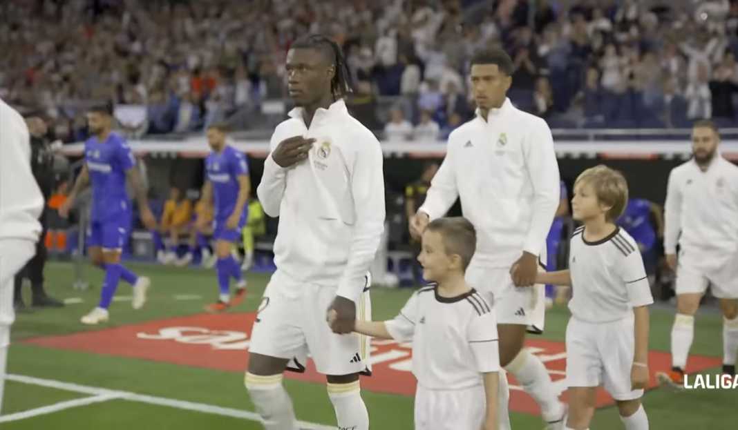 Skuad Real Madrid memasuki lapangan pertandingan Prediksi Liga Spanyol : Dua Tugas Madrid, Jaga Rekor Sempurna dan Perbaiki Rekor Lawan Sociedad