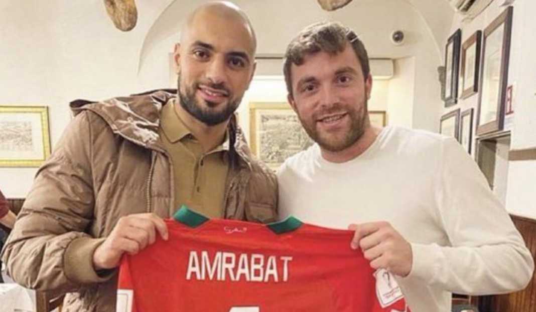Sofyan Amrabat saat berfoto dengan Fabrizio Romano Hutang Jasa Transfer Manchester United dan Sofyan Amrabat Pada Fabrizio Romano
