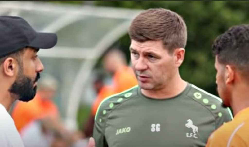 Steven Gerrard dalam sebuah sesi latihan di Al-Ettifaq