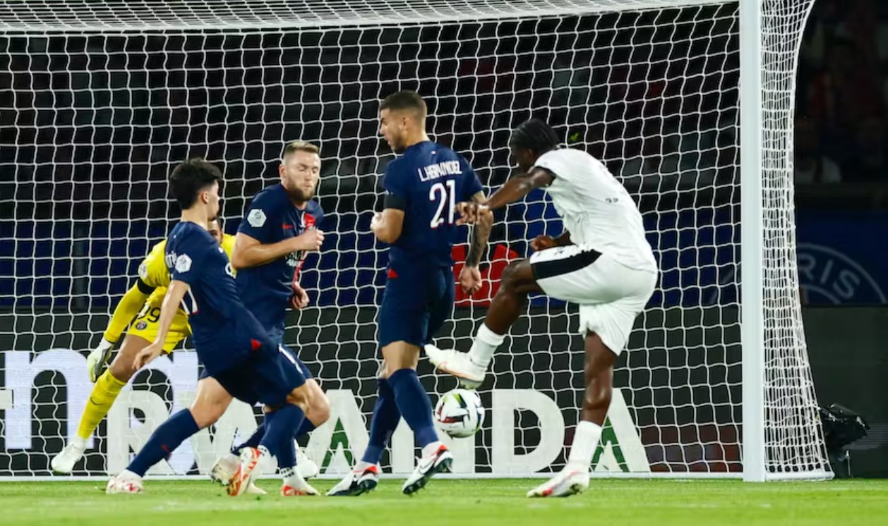 Terem Moffi cetak gol untuk Nice melawan PSG