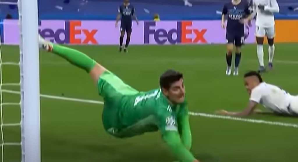 Thibaut Courtois dalam sebuah aksinya di Real Madrid