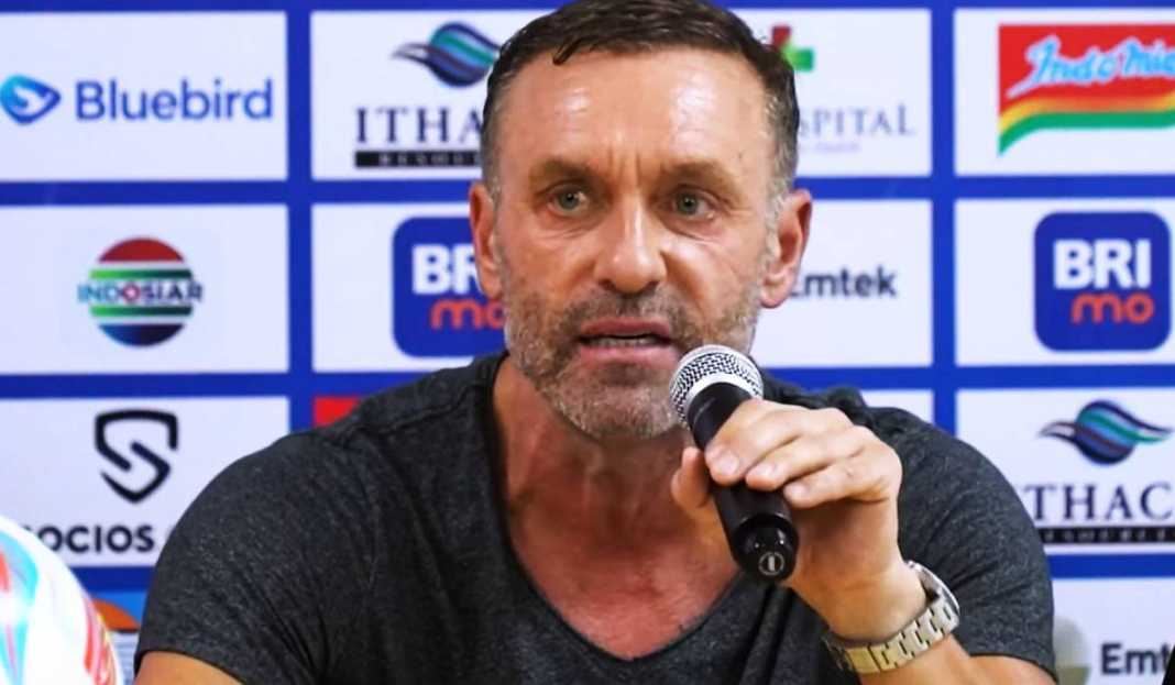 Thomas Doll Sedang Konferensi Pers Thomas Doll Kecewa Persija Jakarta Tak Bisa Menang Lawan Bali United