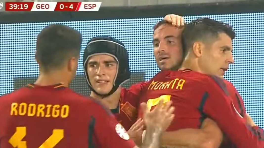 Timnas Spanyol rayakan gol Spanyol Mengamuk 8-0 Atas Musuhnya Nanti Malam, 24 Tahun Silam