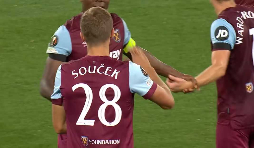Tomas Soucek rayakan gol dengan rekan-rekannya Ada Skor 3-1 di Empat Laga Kandang Terakhir West Ham United di Semua Kompetisi