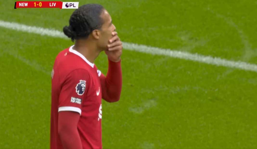 Virgil van Dijk saat dikartu merah melawan Newcastle Derita Liverpool, Virgil van Dijk Dapat Skorsing Tambahan Plus Denda 1,9 Milyar