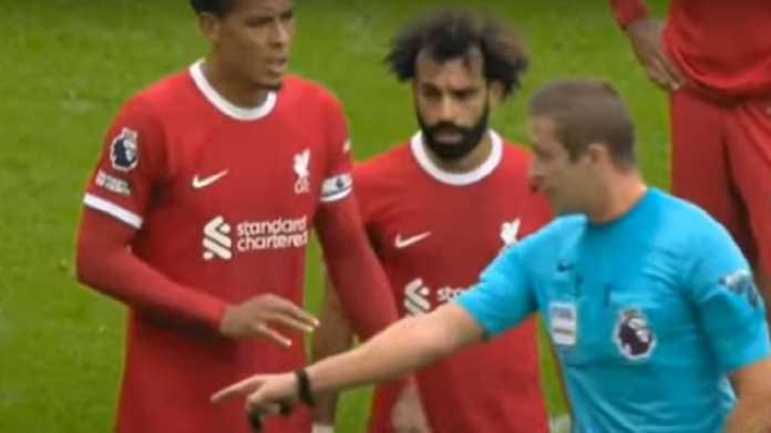 Virgil van Dijk sesaat setelah dikartu merah di laga Newcastle vs Liverpool