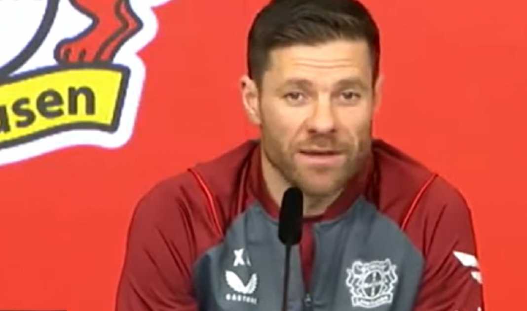 Xabi Alonso dalam sebuah konferensi pers di Bayer Leverkusen Xabi Alonso dalam sebuah konferensi pers di Bayer Leverkusen