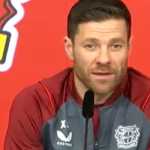 Xabi Alonso dalam sebuah konferensi pers di Bayer Leverkusen