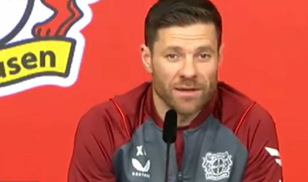 Xabi Alonso dalam sebuah konferensi pers di Bayer Leverkusen