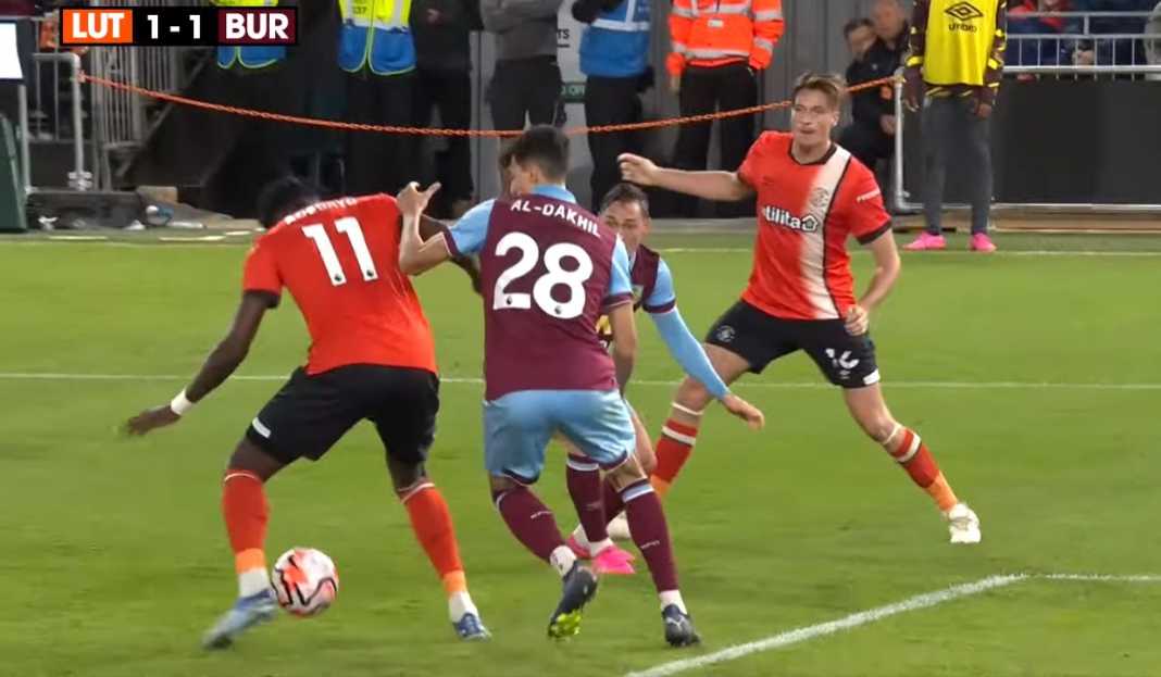 Adebayo saat mencetak gol untuk Luton Tantangan Berat Luton Town Cari Kemenangan Pertama, Tim Ange Postecoglou Belum Pernah Kalah