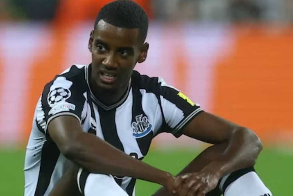 Alexander Isak saat cedera di laga Newcastle vs Borussia Dortmund