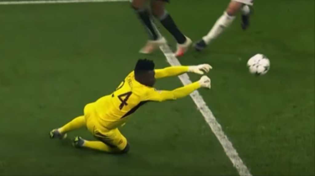 Andre Onana dalam sebuah aksi error-nya di Manchester United