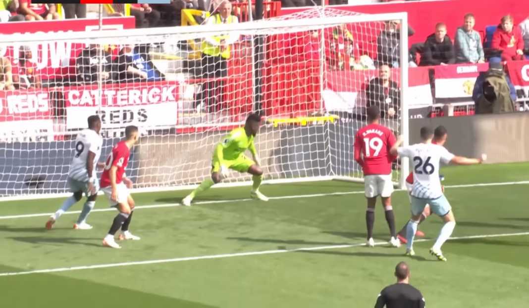 Andre Onana melihat gawangnya kebobolan Tiga Pemain Terburuk Manchester United Musim 2023/2024, Termasuk Andre Onana