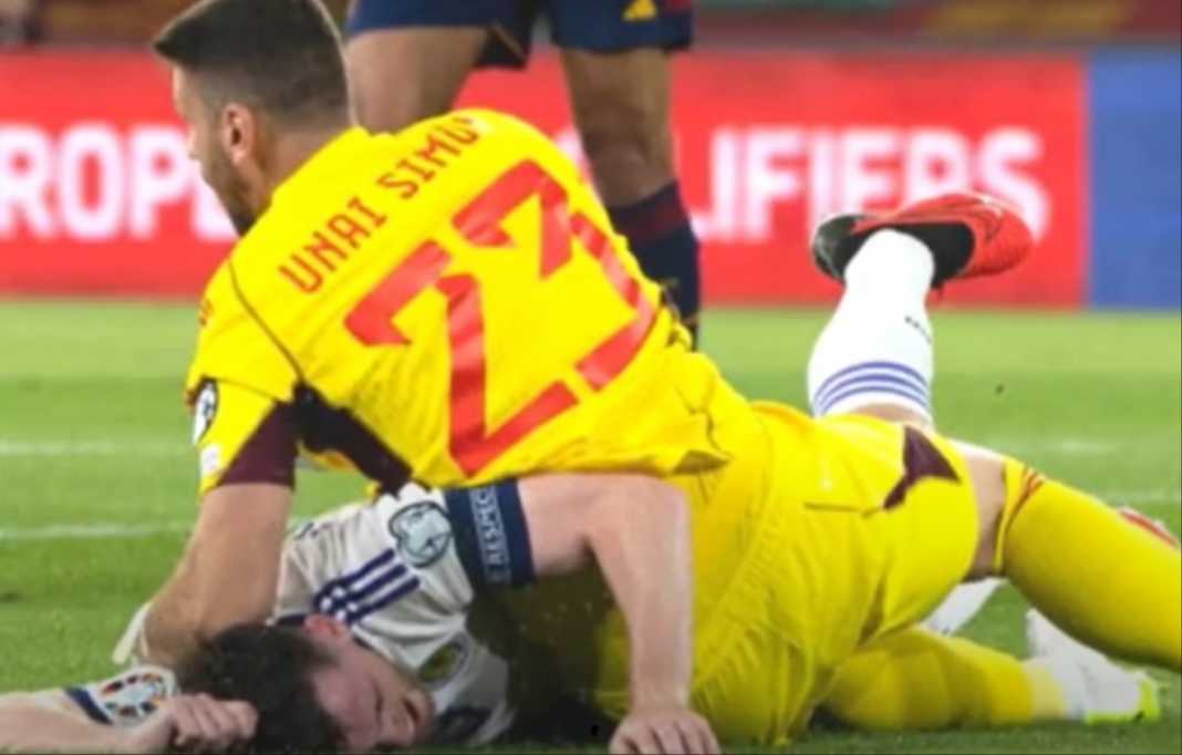 Andrew Robertson saat cedera di laga Spanyol vs Skotlandia Andrew Robertson saat cedera di laga Spanyol vs Skotlandia