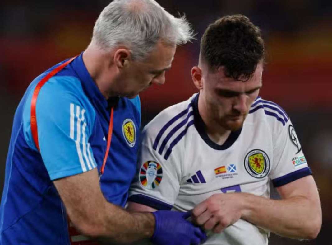 Andrew Robertson saat cedera di laga Timnas Skotlandia vs Spanyol Andrew Robertson saat cedera di laga Timnas Skotlandia vs Spanyol