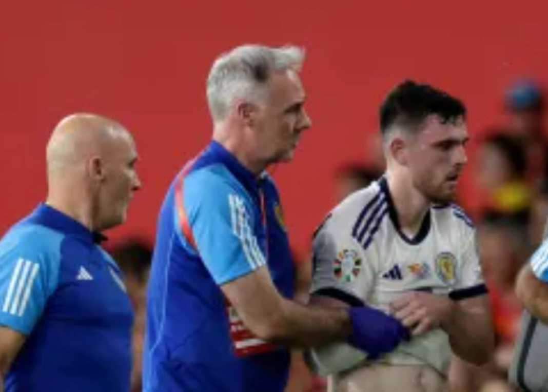 Andrew Robertson saat keluar dari laga Skotlandia vs Spanyol Andrew Robertson saat keluar dari laga Skotlandia vs Spanyol