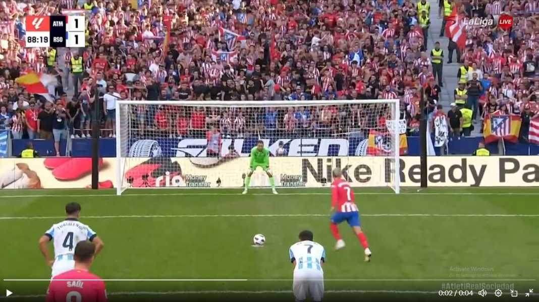 Antoine Griezmann menyelesaikan penaltinya kontra Real Sociedad Fakta-fakta Kemenangan Atletico atas Real Sociedad, Tadi Malam
