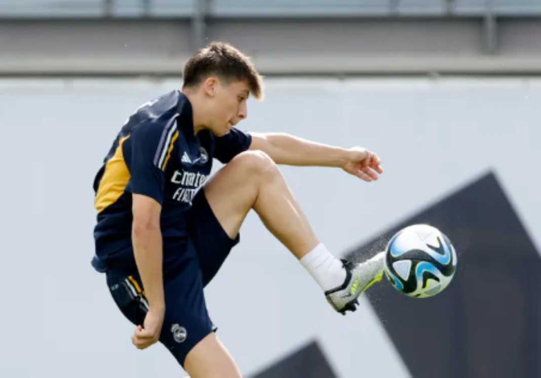 Arda Guler dalam sebuah sesi latihan di Real Madrid Arda Guler dalam sebuah sesi latihan di Real Madrid