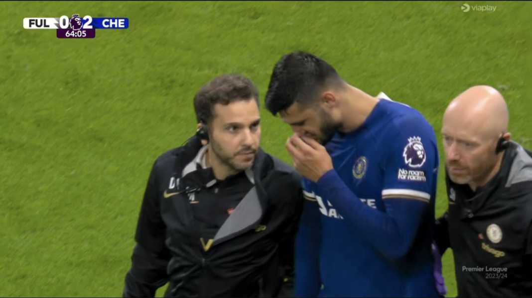 Armando Broja tinggalkan lapangan akibat cedera Daftar Cedera Chelsea Sudah 12 Pemain! Bisa Bikin Kesebelasan Sendiri