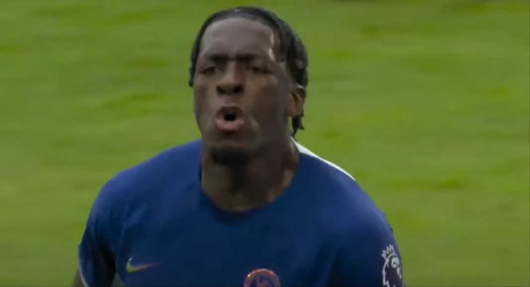 Axel Disasi dalam sebuah aksinya bersama Chelsea Axel Disasi dalam sebuah aksinya bersama Chelsea