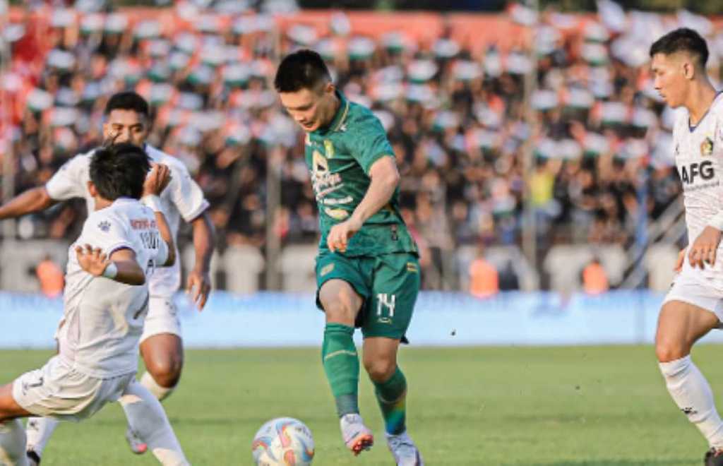 Bintang Persebaya Sho Yamamoto dikepung Pemain Persik Kediri