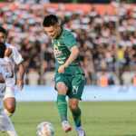 Bintang Persebaya Sho Yamamoto dikepung Pemain Persik Kediri