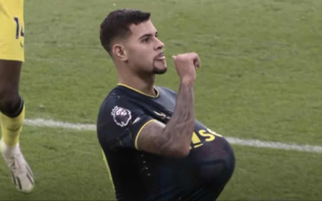 Bruno Guimaraes dalam sebuah laga Newcastle United Bruno Guimaraes dalam sebuah laga Newcastle United