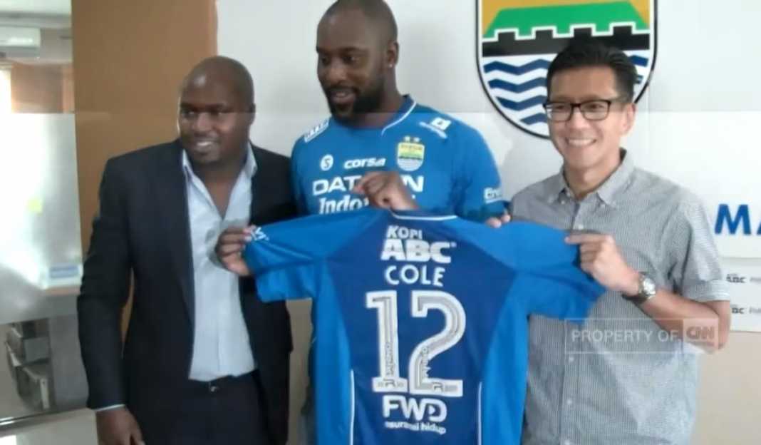 Carlton Cole saat diperkenalkan sebagai pemain Persib Dari Mantan Striker Persib Hingga Kapten Tim La Liga, Ini Pemain Sepak Bola Kelahiran 12 Oktober