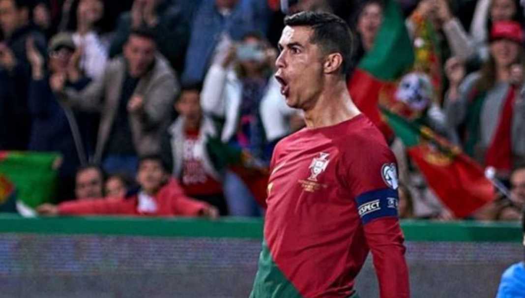 Cristiano Ronaldo mencetak gol melalui titik penalti di laga antara Portugal vs SLovakia pada kualifikasi Piala Eropa atau Euro 2024 Cristiano Ronaldo mencetak gol melalui titik penalti di laga antara Portugal vs SLovakia pada kualifikasi Piala Eropa atau Euro 2024