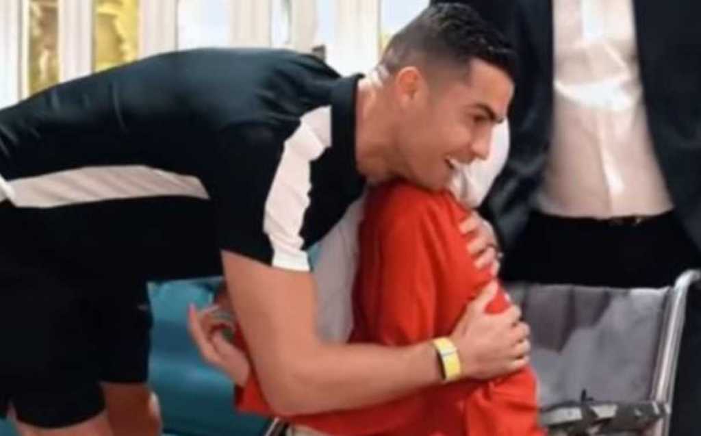 Cristiano Ronaldo saat memeluk Fatemeh Hamami seniman Iran