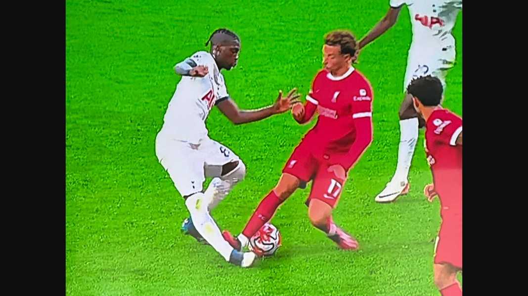 Curtis Jones terkena kartu merah untuk injakan ini Wasit Korup Batalkan Gol Tanpa Garis dan Kartu Merah Jones Bikin Liverpool Tertinggal Satu Gol!