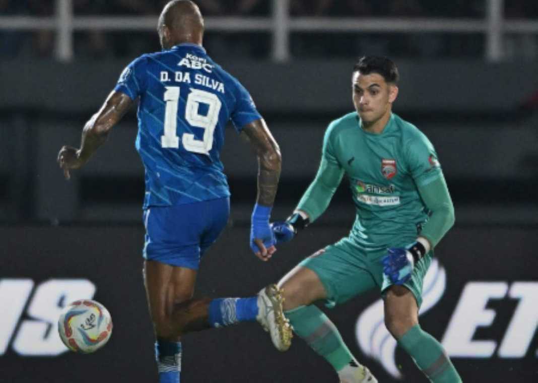 David da Silva dan Nadeo Argawinata dalam duel Borneo FC vs Persib Bandung David da Silva dan Nadeo Argawinata dalam duel Borneo FC vs Persib Bandung