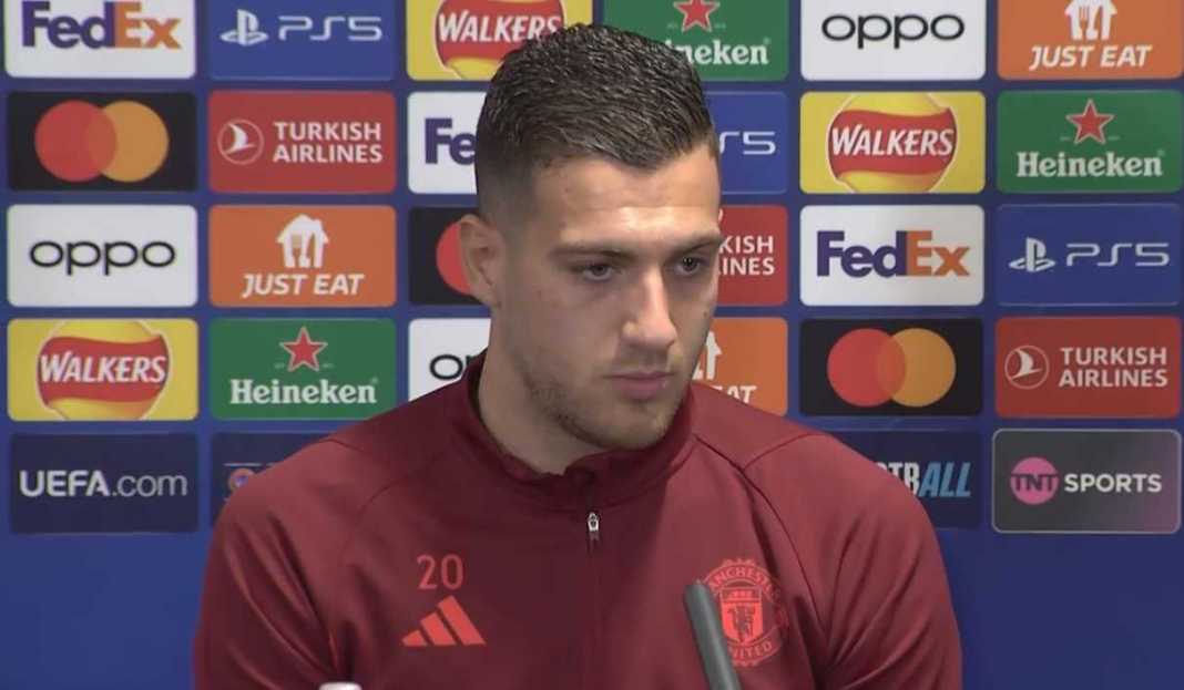 Diogo Dalot dalam konferensi pers Manchester United Diogo Dalot Kenang Pengaruh Mendalam Sir Bobby Charlton di Manchester United