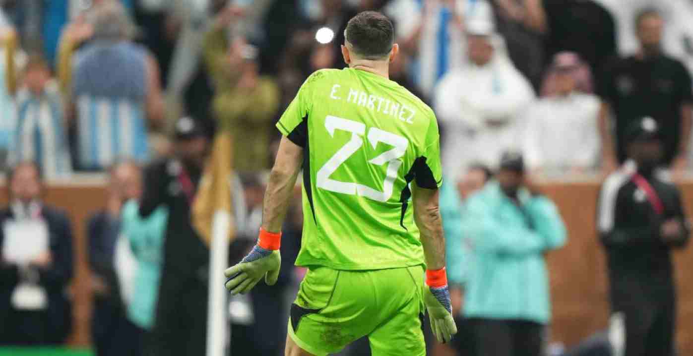 Si Tengil Emiliano Martinez Favorit Kuat Menangkan Yashin Trophy Nanti Malam