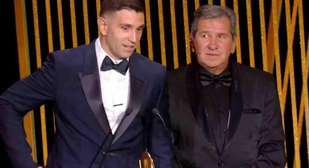 Emiliano Martinez dan ayahnya saat menerima penghargaan Yashin Award, trofi untuk kiper terbaik dunia.