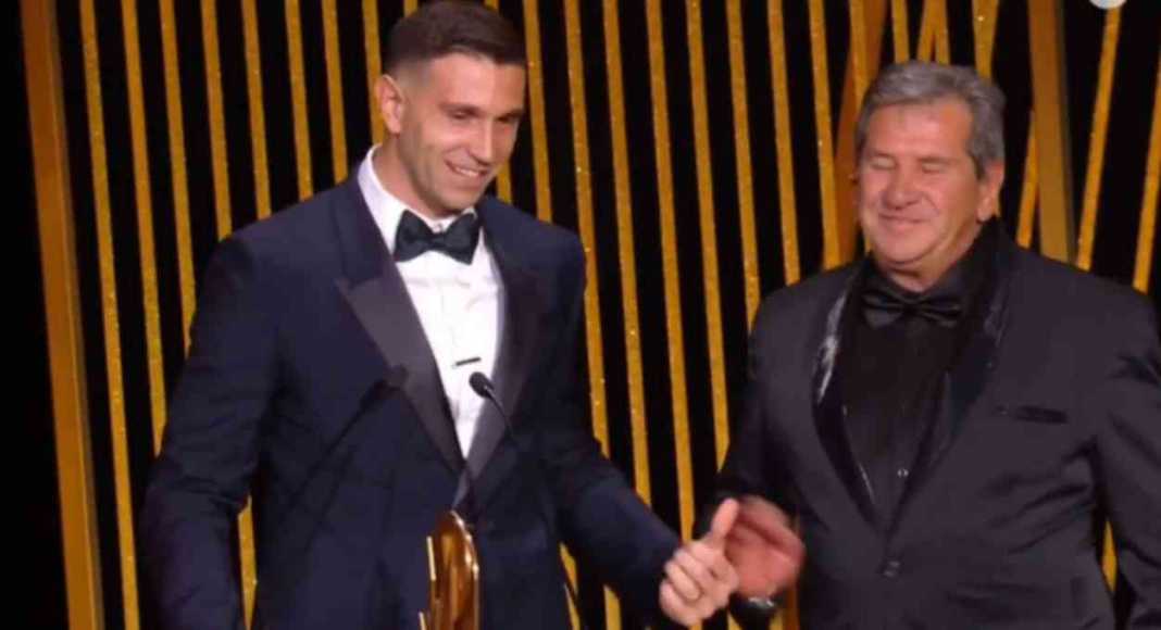 Emiliano Martinez kiper Timnas Argentina dan Aston Villa raih trofi Yashin Trophy sebagai kiper terbaik 2023