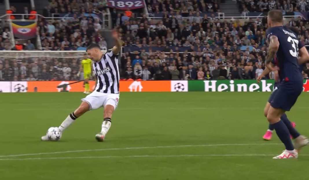 Fabian Schar saat cetak gol ke gawang PSG Prediksi Newcastle vs Borussia Dortmund, Awas Borussen, St James' Park Lagi Angker-Angkernya!