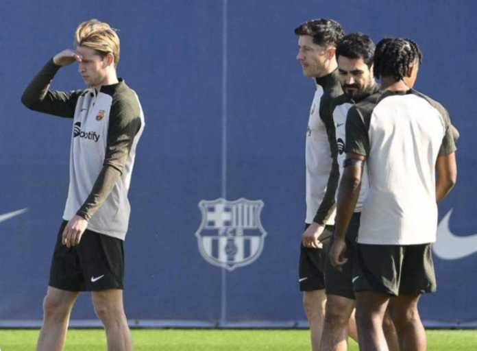 Frenkie de Jong dan Lewandowski dalam sesi latihan Barcelona