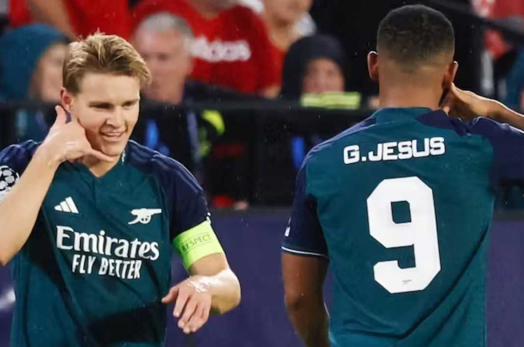 Gabriel Jesus dan Martin Odegaard usai mencetak gol kedua Arsenal di kandang Sevilla Gabriel Jesus dan Martin Odegaard usai mencetak gol kedua Arsenal di kandang Sevilla