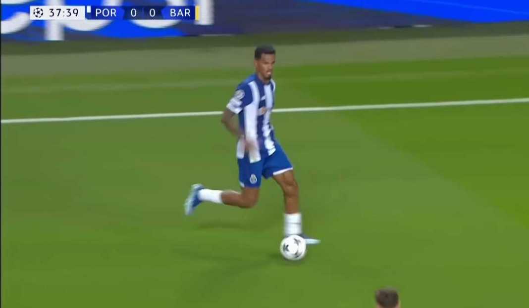 Galeno saat menggiring bola melawan Barcelona Prediksi Royal Antwerp vs FC Porto, Mampukah Pasukan Van Bommel Manfaatkan Rekor Kandang?