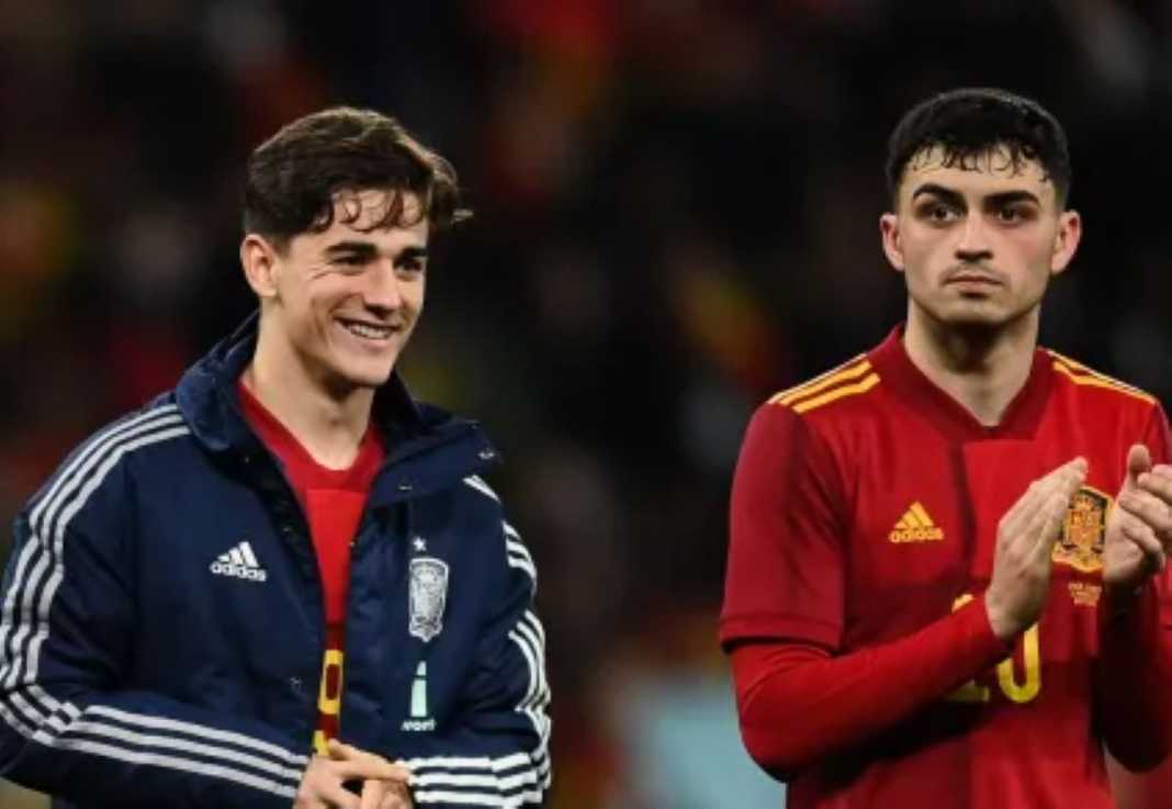 Gavi dan Pedri usai sebuah laga di Barcelona Gavi dan Pedri usai sebuah laga di Barcelona