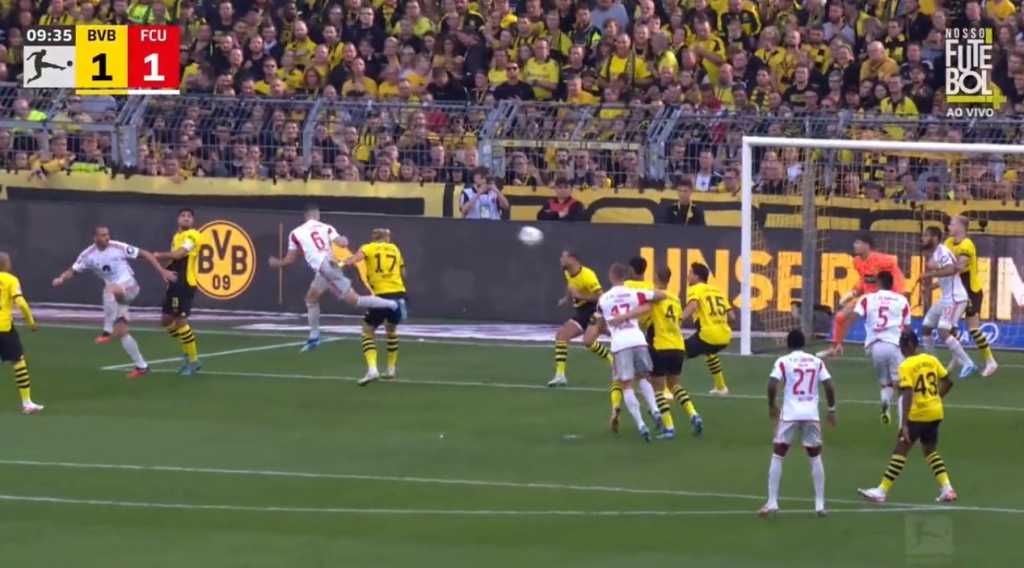 Gol Robin Gosens di laga antara Borussia Dortmund vs Union Berlin