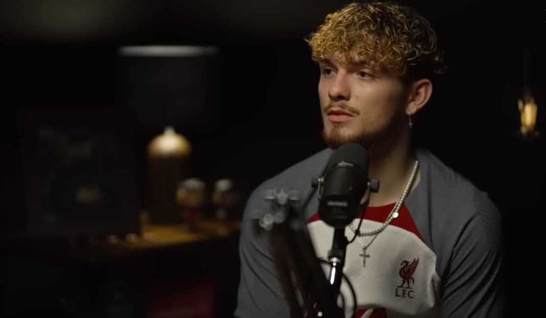 Harvey Elliot dalam sebuah wawancara di Liverpool Harvey Elliott Bicarakan Antusiasme Pemain Liverpool Jelang Pertandingan Derby Merseyside