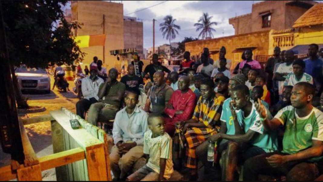 Ilustrasi sebuah nobar sepak bola di Afrika Ilustrasi sebuah nobar sepak bola di Afrika