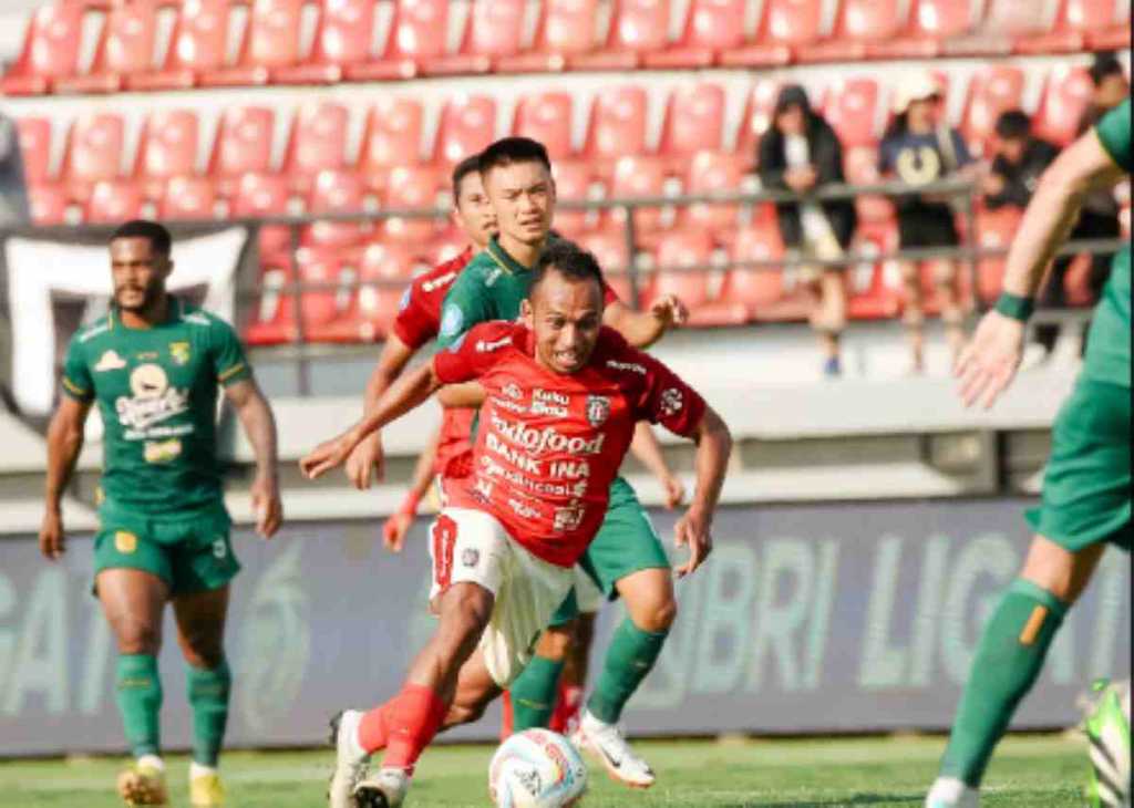 Irfan Jaya dalam duel Bali United vs Persebaya