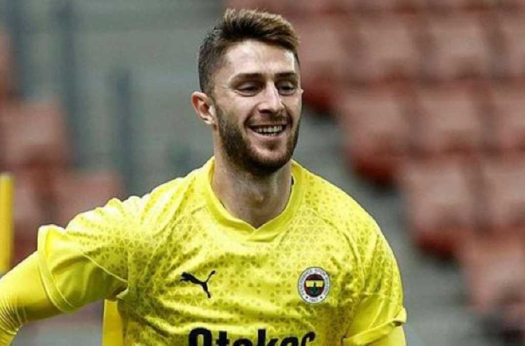 Ismail Yuksek dalam sebuah aksinya bersama Fenerbahce