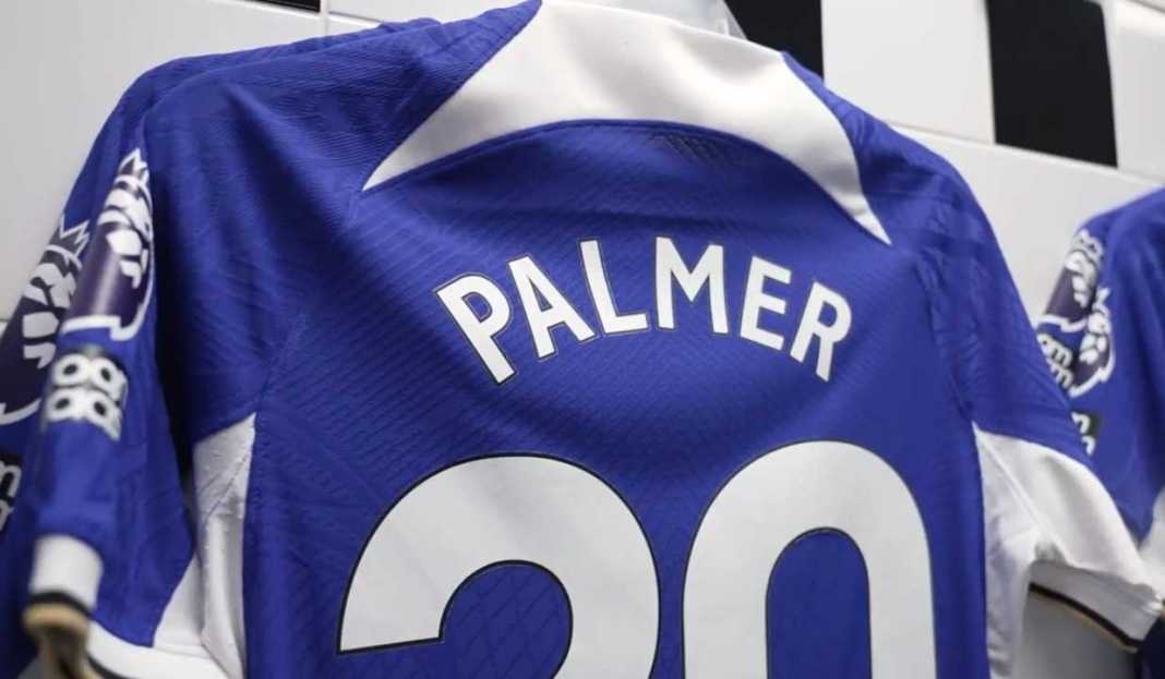 Jersey Cole Palmer saat Chelsea bersiap melawan Fulham Cole Palmer Ungkap Kenapa Kepindahan ke Chelsea Sebagai Keputusan yang Tepat