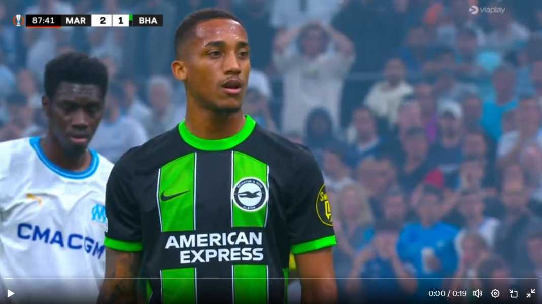 Joao Pedro sebelum tendangan penaltinya ke gawang Marseille Joao Pedro, Pencetak Gol Liga Europa Pertama, Selamatkan Satu Poin Bagi Brighton